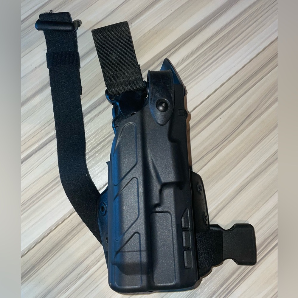 Safariland 7360 ALS/SLS RH Duty Holster Glock 17 w/ light Glock 22 gen 3-4 NOT 5